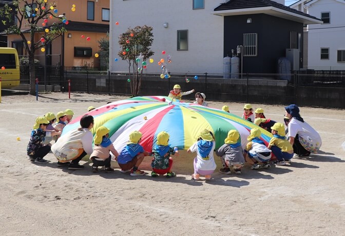 運動会のバルーンの練習をする子供たち