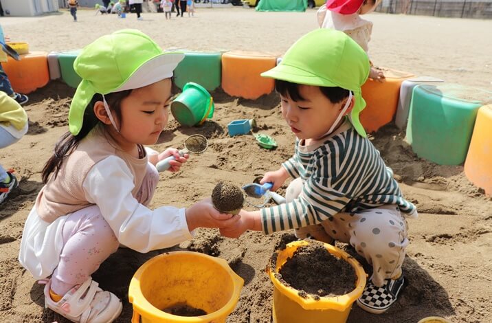 砂場で遊ぶ2人の子どもモバイル用