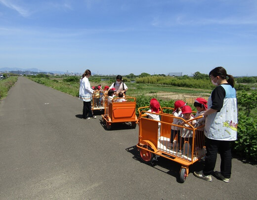 小さな子供たちを連れて川沿いを散歩モバイル