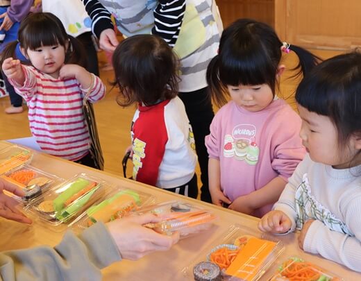 お店屋さんごっこの様子モバイル用