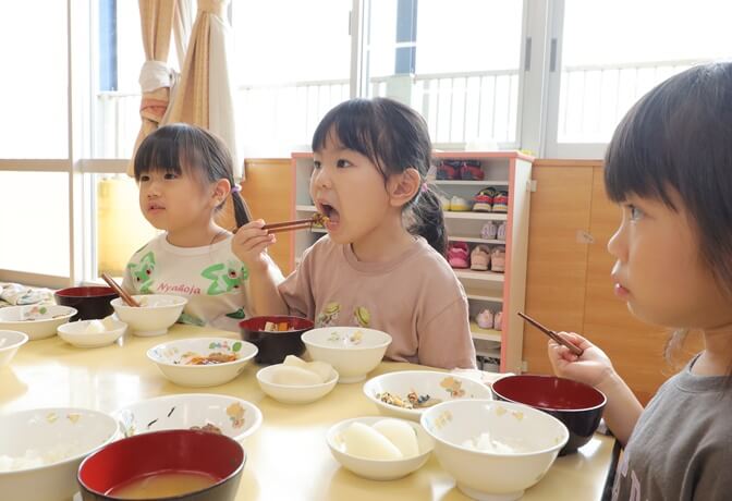 給食をため部３人の園児