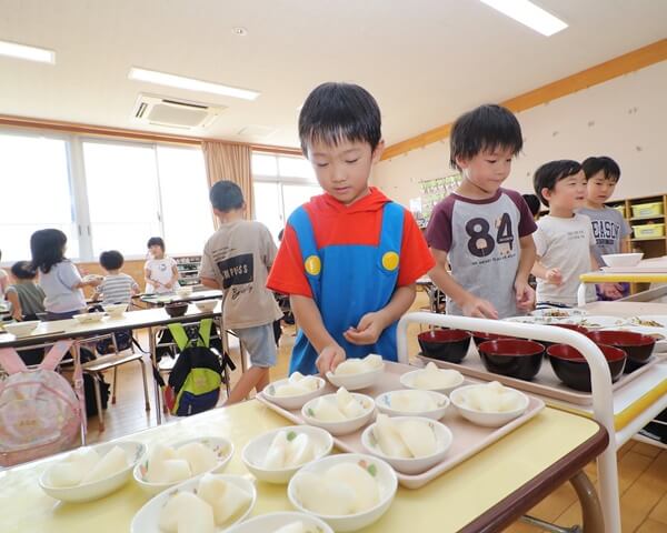 自分たちで給食を取りに来るようす