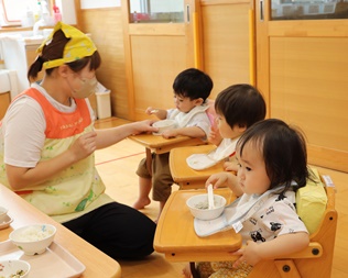 0歳児のお食事風景