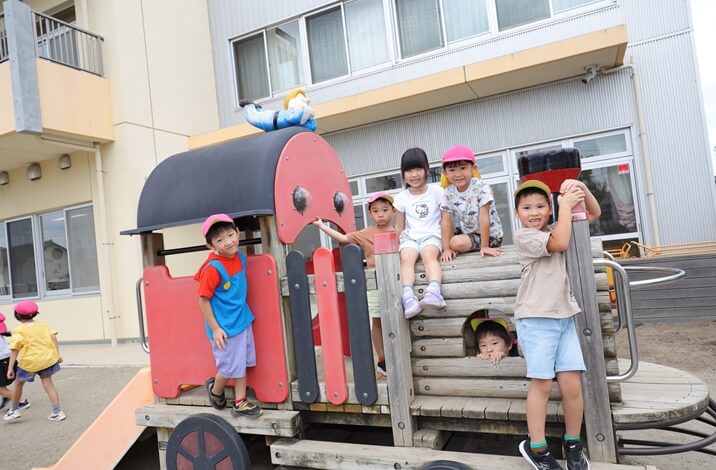 電車の遊具で遊ぶ子供たち