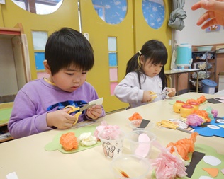 工作に取り組む男の子と女の子